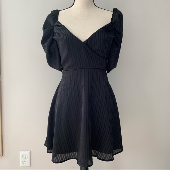 Lulus Dresses & Skirts - NWOT V neck skater dress